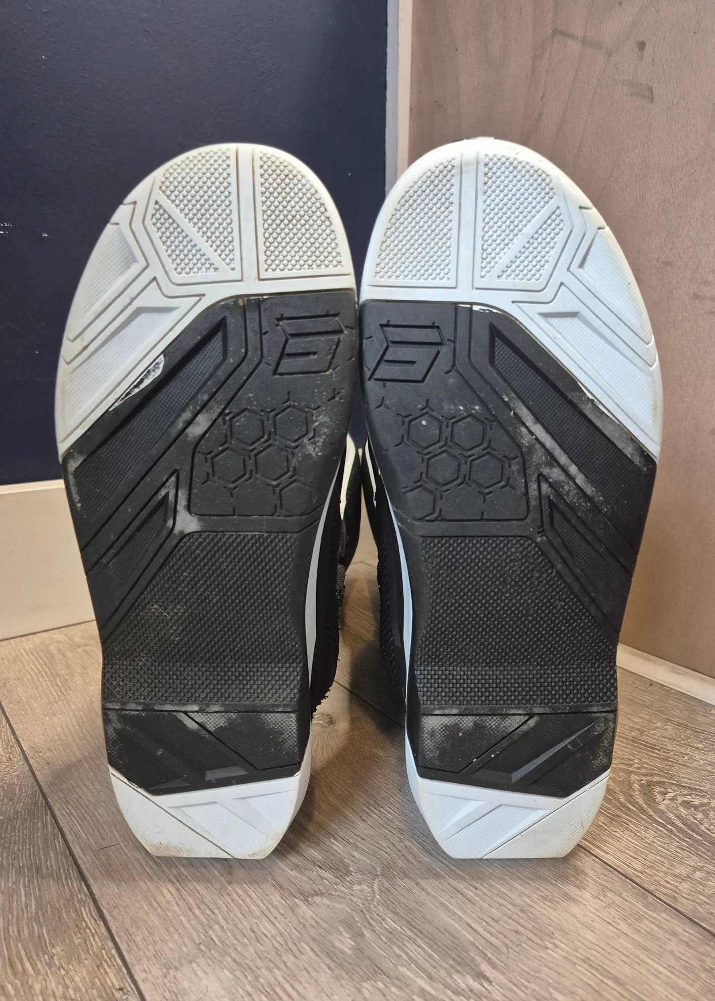 Shot Race 8 - White/Black- UK8