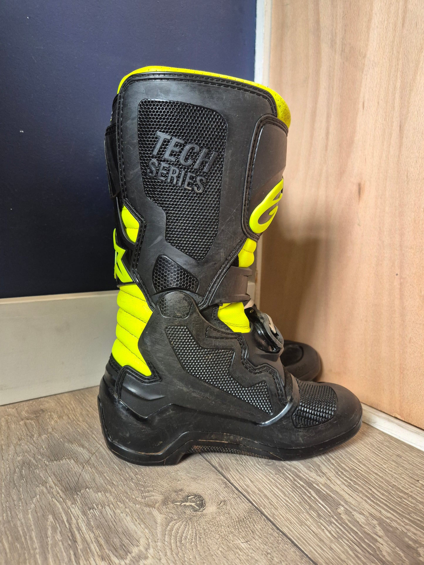 Alpinestars Tech7s - Black/Yellow - UK2