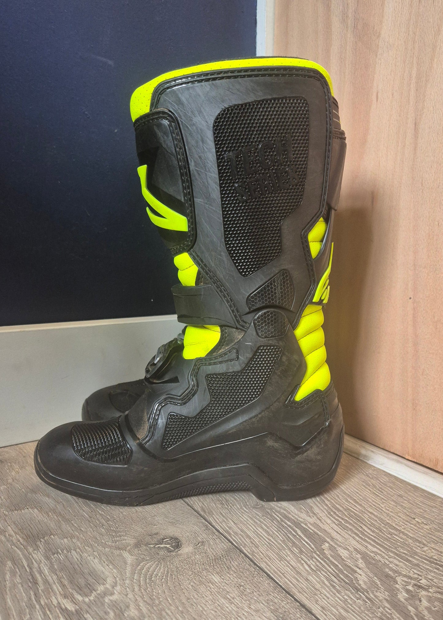 Alpinestars Tech7s - Black/Yellow - UK3