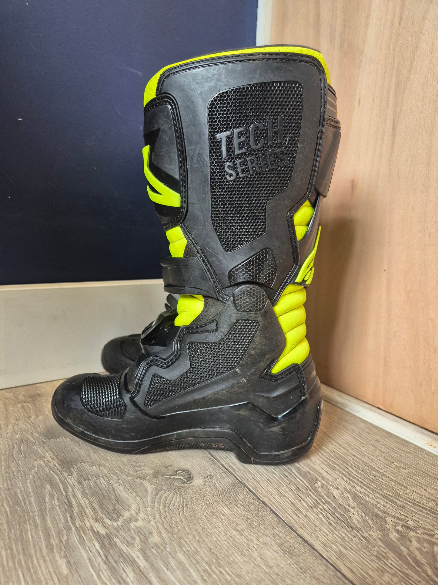 Alpinestars Tech7s - Black/Yellow - UK2