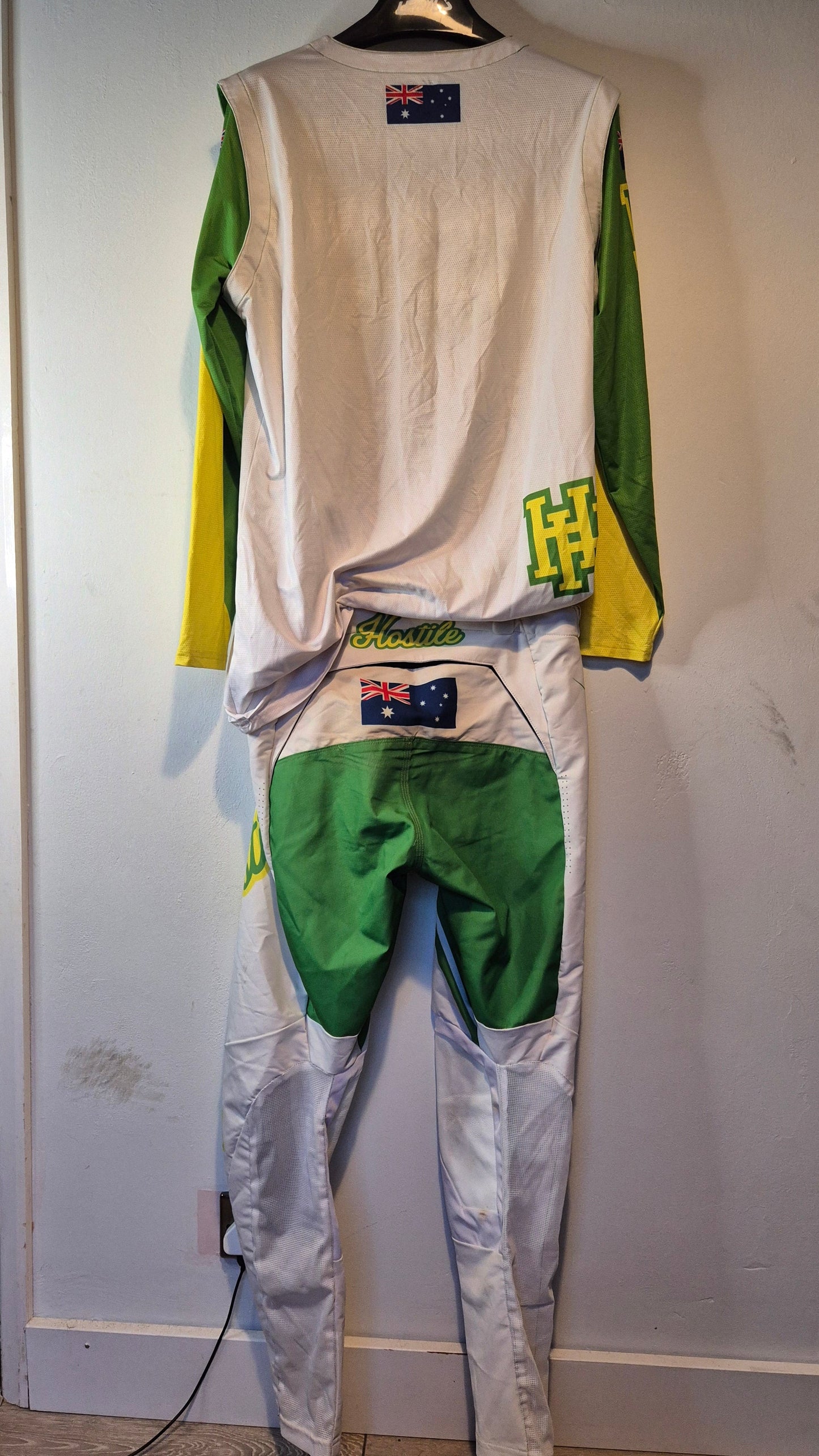 Hostile Racewear Evoke Air Kit complete with Gloves - L/32